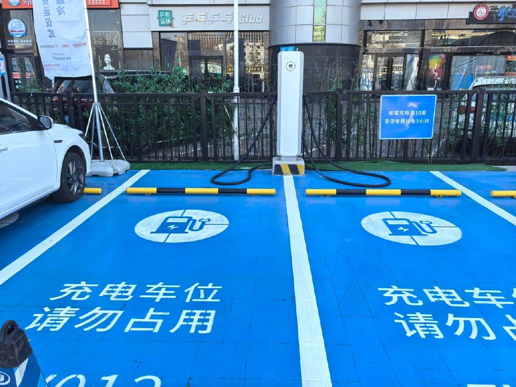 华东首个比亚迪闪充旗舰站 闪充上海虹桥旗舰站启幕(图1)